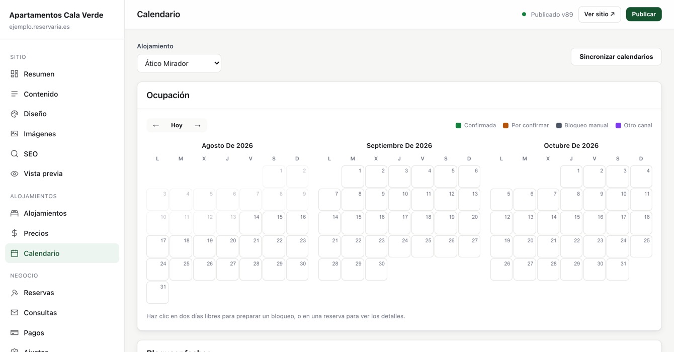 Calendario de ocupación del panel con tres meses, leyenda de reserva confirmada, por confirmar, bloqueo manual y otro canal, y botón de sincronizar calendarios.